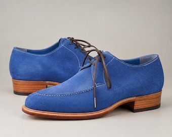 Handgefertigte Derby-Schuhe aus kobaltblauem Wildleder, geteilte Zehenkappe, Ledersohle, braune Schnürsenkel