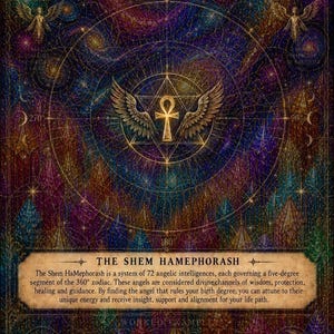Puede incluir: Un p&oacute;ster rectangular titulado ANGEL DIVINATION que presenta un anj dorado central con alas dentro de una estrella geom&eacute;trica. El fondo muestra un patr&oacute;n c&oacute;smico colorido de estilo vitral con motivos celestiales, incluyendo un sol y una luna.
