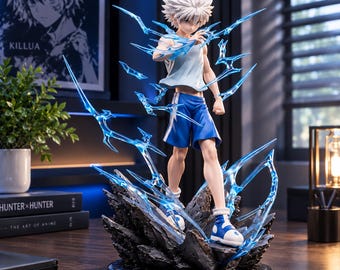 Puede incluir: Una figura de anime coleccionable de un personaje con cabello blanco puntiagudo, vistiendo una camiseta sin mangas azul claro y pantalones cortos azules, sobre una base rocosa oscura con efectos de rayos azules.
