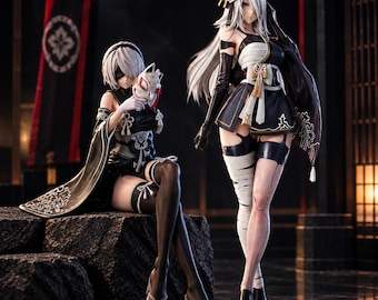 Puede incluir: Dos figuras femeninas estilo anime con cabello blanco. Una figura está sentada sobre una roca oscura, vistiendo un atuendo negro con una máscara blanca, mientras que la otra está de pie con un conjunto blanco y negro con detalles dorados.