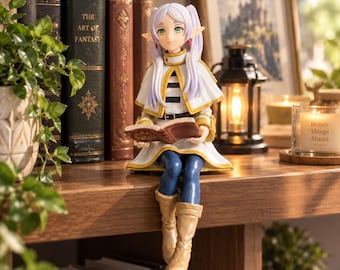 Puede incluir: Una figura de un personaje con largo cabello violeta claro y orejas puntiagudas, vistiendo una capa blanca con borde dorado sobre una camisa a rayas negras y blancas. El personaje lleva leggings azules y botas beige, sosteniendo un libro.