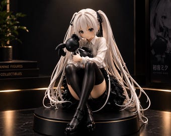 Puede incluir: Una figura coleccionable de estilo anime que muestra un personaje con cabello largo y blanco en coletas, vistiendo una camisa blanca de cuello y una falda negra. El personaje está sentado y sostiene un pequeño peluche negro con ojos en X.
