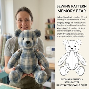 Peut inclure: Un patron de couture pour ours en peluche en tissu à carreaux bleu et crème avec des articulations à boutons. Le texte indique : SEWING PATTERN MEMORY BEAR. Hauteur debout : 35 cm. Hauteur assise : 24 cm. Largeur corps : 16,5 cm. Largeur totale : 23 cm.