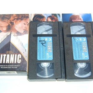 Titanic VHS Color 20th Century Fox and Paramount Movie  with Leonardo DiCaprio and Kate Winslet