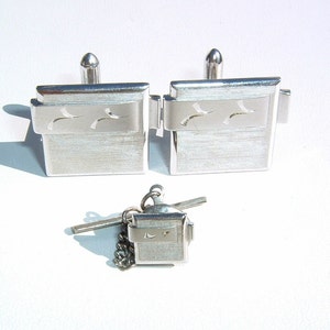 1960s Mens Decorative Etched Swank Cuff Links and Matching Tie Pin