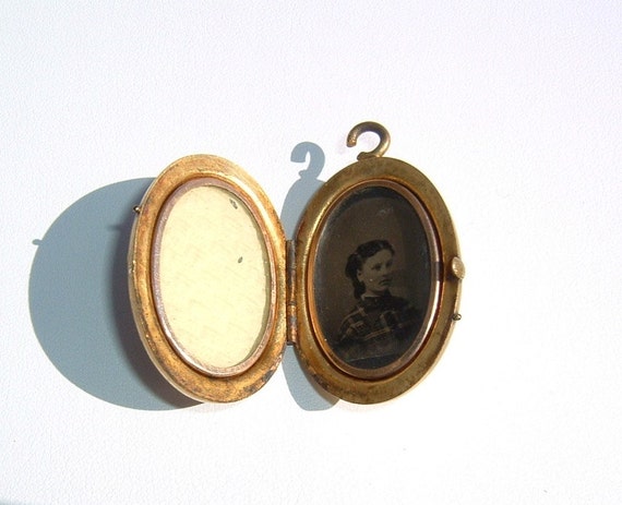 1800s Victorian Memento Picture Locket Gold Wash - image 2