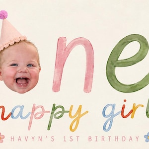 Pode incluir: Um banner horizontal com um bebé sorridente a usar um chapéu de festa cor-de-rosa, o texto "one happy girl" e "HAVYN'S 1ST BIRTHDAY", rodeado por ilustrações em aguarela de um arco-íris, flores, uma joaninha, uma abelha e morangos.