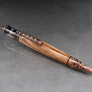 Penna Beli in legno Lighthouse con finiture in rame antico