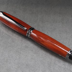 Redheart houten vulpen met zwarte titanium afwerking