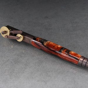Smeulende sintels-pen van acryl met oliebrons en messing afwerking
