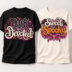 Puede incluir: Una camiseta negra con el texto Dark but Devoted y una camiseta blanca con el texto Sweet but Spooky. Ambas camisetas presentan diseños gráficos coloridos con murciélagos, corazones, telarañas y estrellas en tonos rosa, naranja y morado.