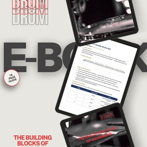 Może przedstawiać: Trzy tablety cyfrowe wyświetlają 18-stronicowy e-book zatytułowany The Building Blocks of Drumming autorstwa Michaela Harpera. Ekrany pokazują okładkę z perkusją, lekcję o technice double stroke roll oraz tabelę tempa ćwiczeń.