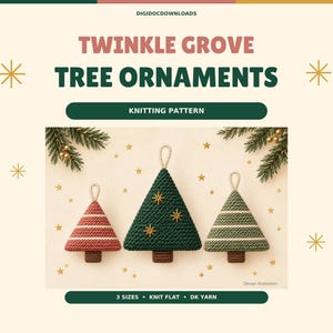 Puede incluir: Un patrón de tejido para adornos de árbol Twinkle Grove que presenta tres decoraciones triangulares tejidas en forma de árbol en rojo, verde oscuro y verde salvia con troncos marrones, lazos para colgar y estrellas doradas bordadas.
