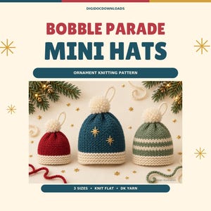 Może przedstawiać: Cyfrowy wzór do robienia na drutach ozdób Bobble Parade Mini Hats. Obraz przedstawia trzy małe dzianinowe czapki z kremowymi pomponami i pętelkami do zawieszania w kolorze czerwonym, niebieskim ze złotym haftem gwiazdek oraz zielonym w białe paski.