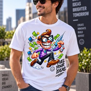 Op de afbeelding: Een wit t-shirt met een cartoonafbeelding van een personage met een grote bril, een paarse trui en bruine schoenen, die een injectiespuit vasthoudt. Het ontwerp bevat zwevende bankbiljetten, munten, laptops, een raket en de tekst "FUEL YOUR IDEAS".