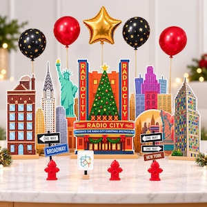 Può includere: Un set di decorazioni da tavola a tema New York con sagome del Radio City Music Hall, della Statua della Libertà, grattacieli e cartelli stradali. Include palloncini rossi e neri con motivi a stella e un palloncino a forma di stella dorata.