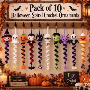 Może przedstawiać: Zestaw 10 szydełkowych ozdób spiralnych na Halloween zawieszonych na drewnianym stojaku. Postacie obejmują czarownicę, ducha, dynię, wampira, kota, mumię, Frankensteina, nietoperza, szkielet i cukierek, każdy z unikalnym spiralnym ogonem i zawieszką.