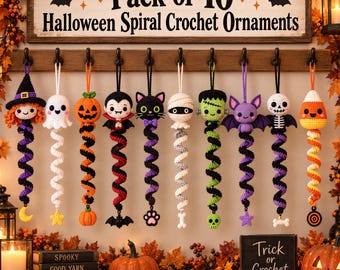 Op de afbeelding: Een set van 10 Halloween spiraalvormige gehaakte ornamenten hangend aan een houten rek. De figuren omvatten een heks, spook, pompoen, vampier, kat, mummie, Frankenstein, vleermuis, skelet en een candy corn, elk met een unieke spiraalvormige staart.