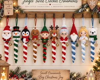 Op de afbeelding: Een set van 10 gehaakte Jingle Twirl ornamenten met figuren zoals de kerstman, sneeuwman, pinguïn, peperkoekmannetje, elf, rendier, kerstvrouw, kabouter, engel en ijsbeer, elk met een spiraalvormige staart en een kleine hangende bedel.