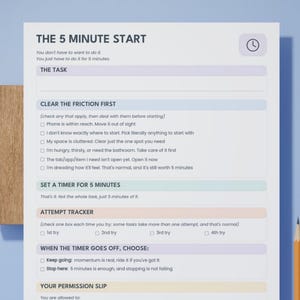 Può includere: Un foglio di gestione delle attività bianco intitolato THE 5 MINUTE START con sezioni per THE TASK, CLEAR THE FRICTION FIRST, SET A TIMER FOR 5 MINUTES, ATTEMPT TRACKER, WHEN THE TIMER GOES OFF, CHOOSE e YOUR PERMISSION SLIP con caselle di controllo.