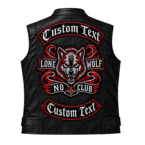 Puede incluir: Un chaleco de cuero negro con un gran parche bordado en la espalda que muestra una cabeza de lobo gruñendo en rojo, blanco y gris. El parche incluye el texto "Custom Text" arriba y abajo, con "LONE WOLF" y "NO CLUB" en el centro.
