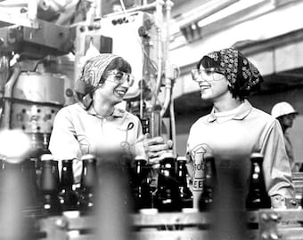 Penny Marshall ,Cindy Williams in Laverne and Shirley_1976..8X10 Print