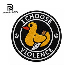 Puede incluir: Un parche bordado circular que presenta un pato de goma amarillo sosteniendo un cuchillo plateado. El diseño está sobre un fondo negro con un borde blanco. El texto I CHOOSE VIOLENCE está escrito en letras mayúsculas blancas, flanqueado por dos pequeñas calaveras blancas.