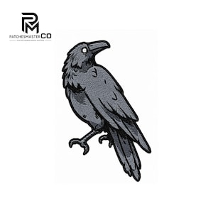 Peut inclure: Un écusson brodé représentant un corbeau gris foncé avec des contours noirs, vu de profil et tourné vers la droite. L'oiseau présente des détails de plumes cousus et un bec pointu. Le logo PATCHESMASTERCO est visible en haut à gauche.