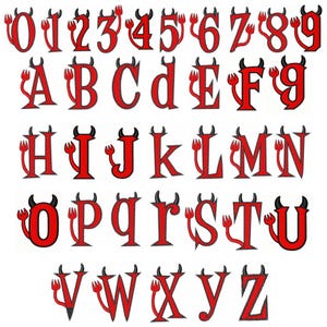 Puede incluir: Un conjunto completo de letras y números bordados en rojo con cuernos de diablo negros y una cola de horca roja. Cada carácter está delineado en negro, mostrando un diseño de fuente que incorpora elementos diabólicos en cada letra.