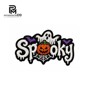 Puede incluir: Un parche bordado con la palabra Spooky en letras blancas con estilo de goteo. El diseño incluye una calabaza naranja central, un fantasma blanco sobre la calabaza, una telaraña blanca debajo y dos pequeños murciélagos de color morado.