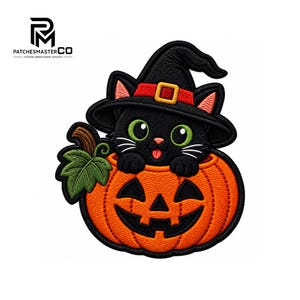 Pode incluir: Um emblema bordado apresentando um gato preto usando um chapéu de bruxa pontudo com uma faixa vermelha e fivela dourada, espreitando de dentro de uma abóbora laranja com uma folha verde e um caule marrom, sobre um fundo branco.