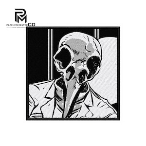 Puede incluir: Un parche bordado cuadrado con una ilustración gráfica en blanco y negro de una figura con cabeza de cráneo de ave que viste una chaqueta con cuello. El diseño utiliza sombreado de puntos y líneas marcadas para un estilo de cómic.
