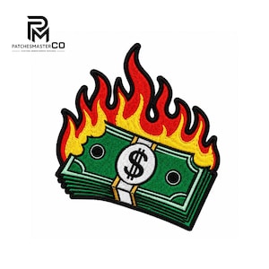 Pode incluir: Um emblema bordado apresentando uma pilha de notas de dólar verdes envoltas por uma faixa branca com um cifrão preto, envolvido por chamas vermelhas brilhantes e amarelas com uma borda preta espessa sobre um fundo branco.