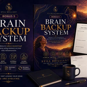 Può includere: Un set di prodotti digitali Brain Backup System che include una copertina di quaderno blu scuro con testo dorato, un tablet con un modello di brain dump, due schede stampate, una tazza nera con logo dorato e una penna nera su una superficie scura.