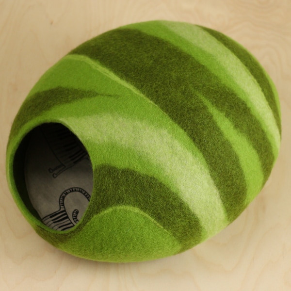 Cat bed/cat cave/cat house/green felted cat cave