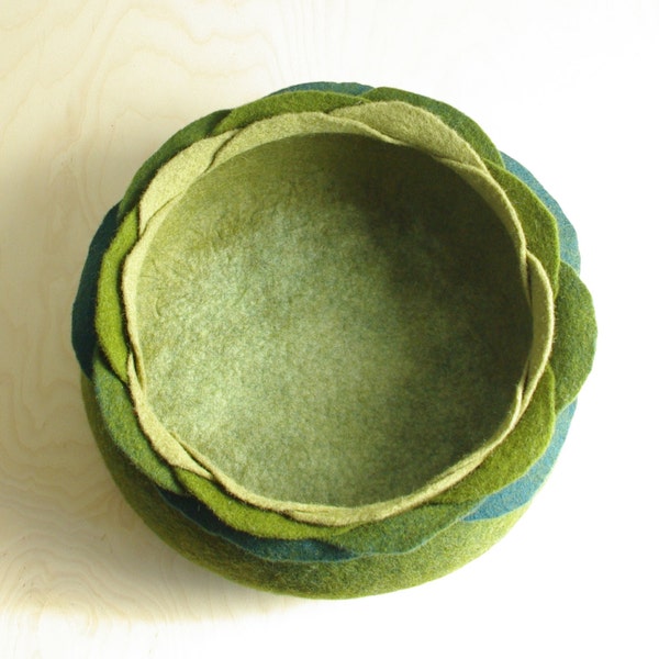 Cat bed/cat house/cat cave/green flower felted cat bed