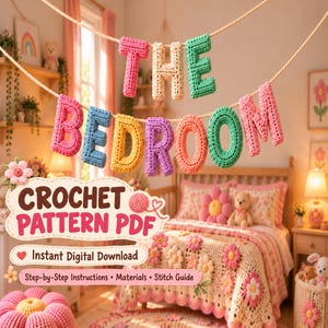Puede incluir: Un cartel de ganchillo que deletrea THE BEDROOM con letras de hilo de colores colgadas de una cuerda. Las letras son rosas, beige, verdes, azules y amarillas. Un letrero blanco con texto rosa y marrón dice CROCHET PATTERN PDF.