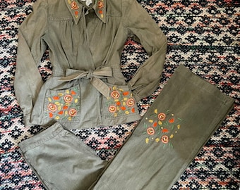 Conjunto de chaqueta y pantalón bordados en verde oliva de los años 70, talla s