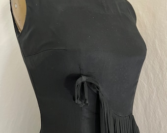 1960er Jahre schwarzes Waschfransen-Cocktailkleid Gr