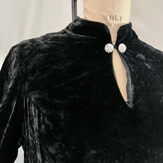 1960s vintage black crushed velvet long sleeve dr… - image 6