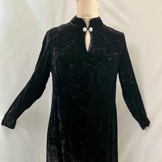 1960s vintage black crushed velvet long sleeve dr… - image 2