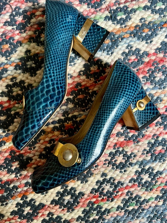 Awesome 1970s vintage blue faux alligator pumps wi