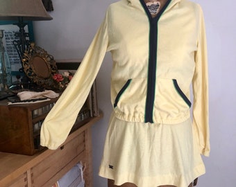 1970er Jahre gelbes Baumwoll-Tail-Tennis-Minikleid und passendes Kapuzen-Sweatshirt mit Reißverschluss Xs / s