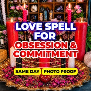 Puede incluir: Un conjunto ritual con dos velas de pilar rojas altas, dos velas negras y dos cristales blancos sobre una bandeja dorada cubierta de pétalos de flores rosas. El texto dice LOVE SPELL FOR OBSESSION & COMMITMENT, SAME DAY, PHOTO PROOF.