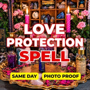 Könnte beinhalten: Ein goldfarbenes Tablett enthält zwei rosa Kerzen, eine dunkle Kerze, eine Flasche mit violetter Flüssigkeit, einen blauen Kristall und eine Flasche mit der Aufschrift Love & Attraction Oil. Das Bild zeigt den Text LOVE PROTECTION SPELL, SAME DAY und PHOTO PROOF.