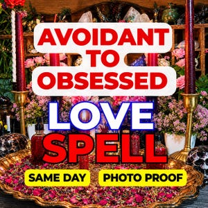 Op de afbeelding: Een decoratieve opstelling met rode kaarsen in gouden houders, kleine glazen flesjes en verspreide roze bloemblaadjes op een gouden dienblad. De tekst luidt: AVOIDANT TO OBSESSED LOVE SPELL, SAME DAY, PHOTO PROOF.