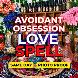 Pode incluir: Um conjunto ritual com uma bandeja prateada cheia de pétalas de flores secas e uma pedra azul, rodeado por garrafas de vidro, velas e arranjos florais. O texto diz AVOIDANT OBSESSION LOVE SPELL, SAME DAY e PHOTO PROOF.