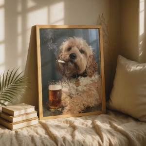 Puede incluir: Una lámina de arte enmarcada con el retrato de un perro de pelaje esponjoso y color marrón claro, con un collar oscuro y una placa. El perro aparece con un cigarrillo encendido en la boca y un vaso de cerveza ámbar con espuma delante.