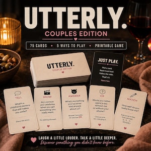 Op de afbeelding: Een printbaar kaartspel getiteld UTTERLY. COUPLES EDITION met een stapel van 75 kaarten en 5 manieren om te spelen. De set bevat kaarten met categorieën genaamd TELL, SHOW, ANSWER, OR en MATCH, elk met specifieke opdrachten en een hartje.