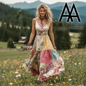 Könnte beinhalten: Ein ärmelloses Maxikleid mit Patchwork-Design und Blumenmustern in Rosa-, Gelb- und Cremetönen. Das Oberteil hat einen V-Ausschnitt mit dekorativer Verzierung, und der Rock besteht aus mehreren Bahnen mit einem gerüschten Saum.